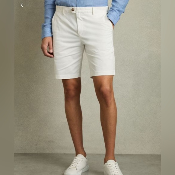 REISS WICKET MODERN FIT COTTON BLEND CHINO SHORTS 
COLOR: WHITE - Picture 1 of 3